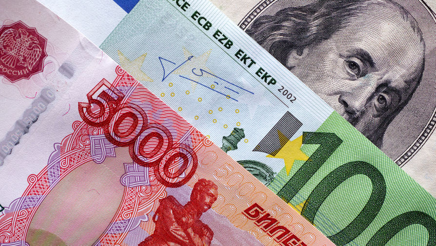 Россиянам рассказали, какую валюту лучше брать за границу и когда ее покупать