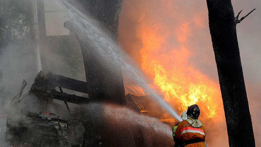 В Екатеринбурге проходит спасательная операция в охваченном огнем доме